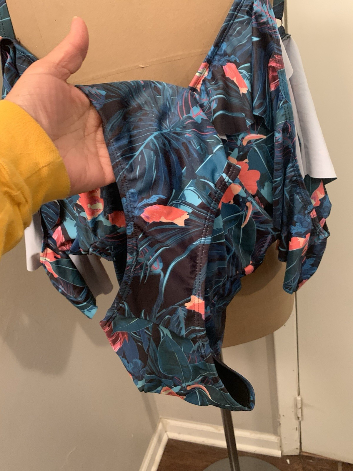 $120 Nicole Miller Ruffled Cold Shoulders One Piece Swimsuit Large Tropical