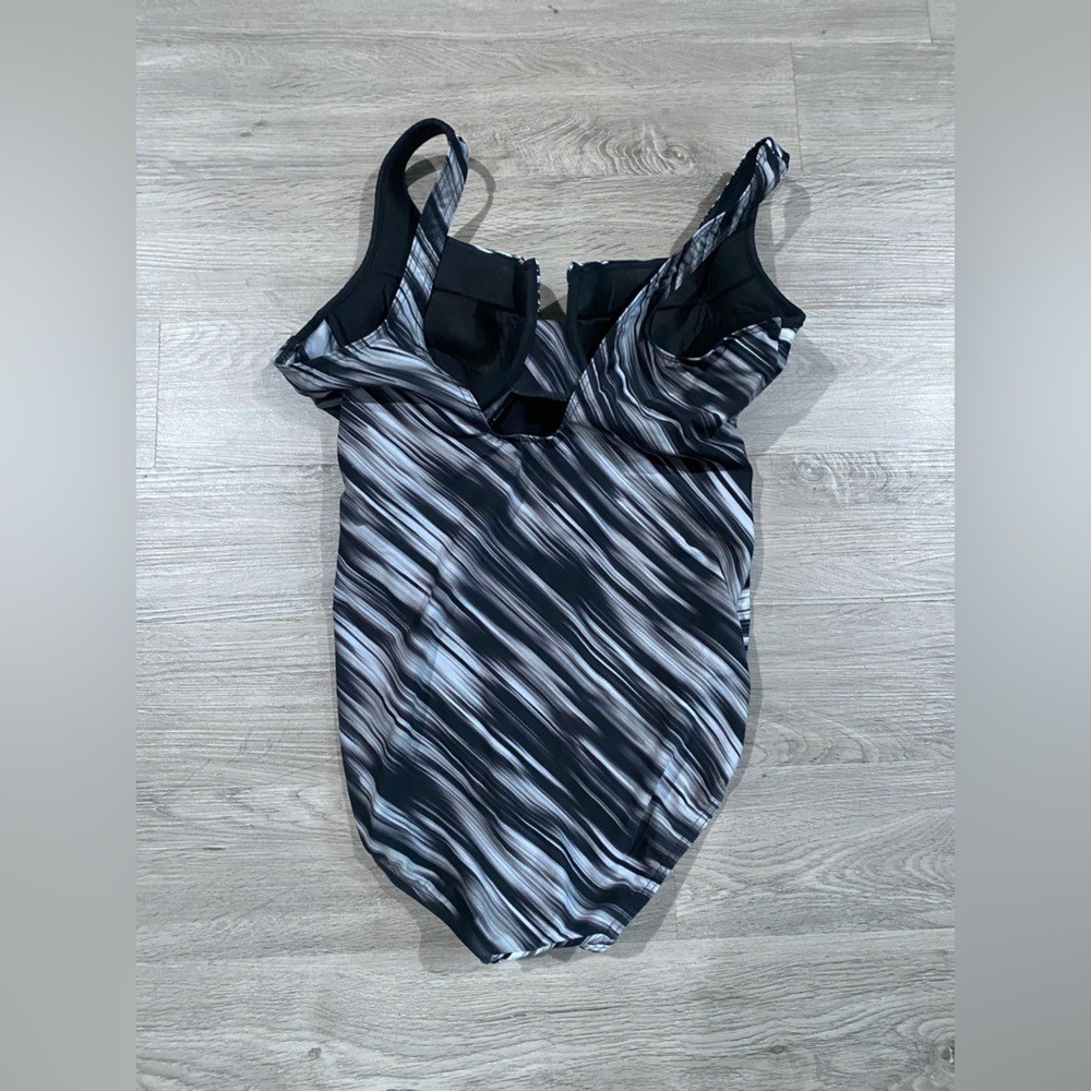 MIRACLESUIT WARP SPEED ESCAPE UNDERWIRE ONE PIECE SWIMSUIT Size 16