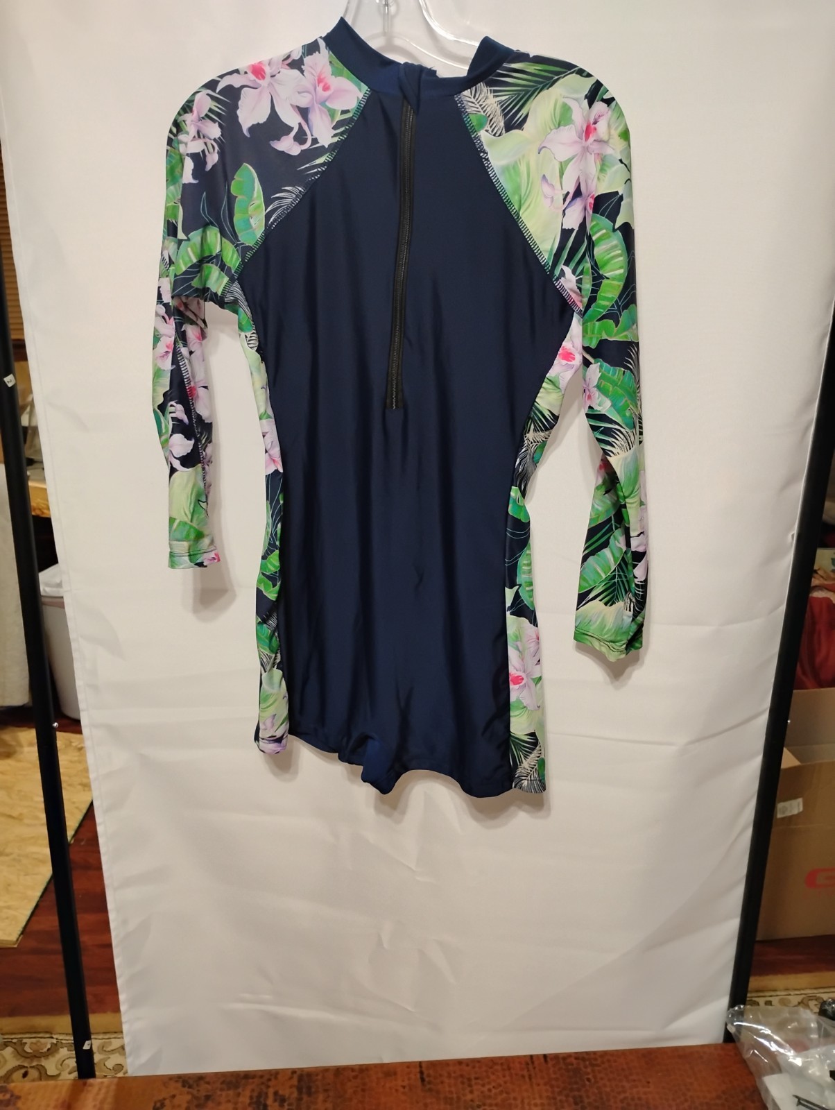 Unbranded Bathing Suit Rash Guard Size LG Women’s Boy Short Style Legs Pre-owned