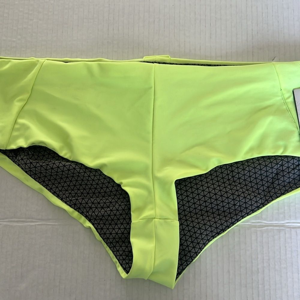 NWT Nike women’s Hydralock Cheeky Swim shorts, size XL ^