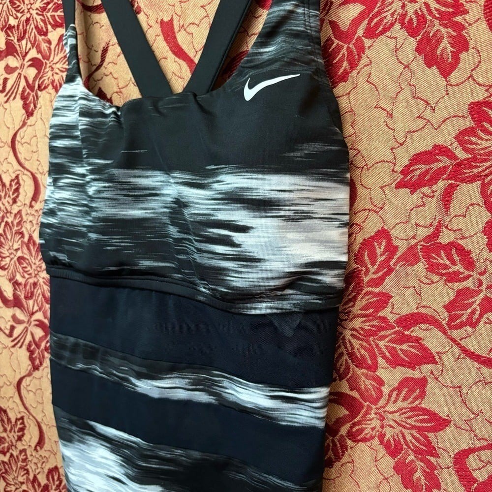 Nike Women’s Blur V-Neck Tankini Size M Support Swim /Athletic Top Black White