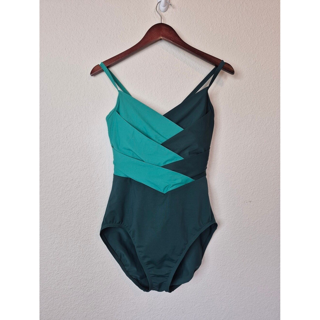 Land’s End SlenderSuit Pleated Low Leg One Piece Swimsuit Size 16 Green