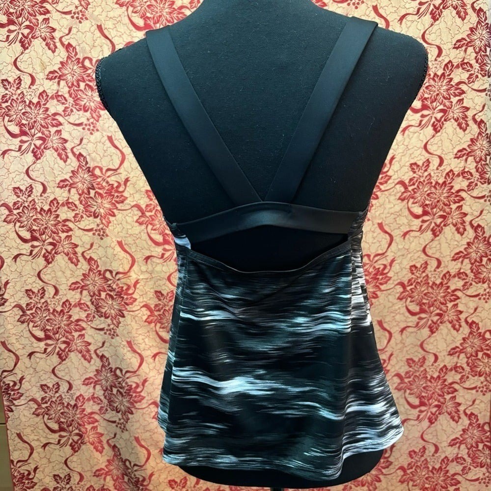 Nike Women’s Blur V-Neck Tankini Size M Support Swim /Athletic Top Black White