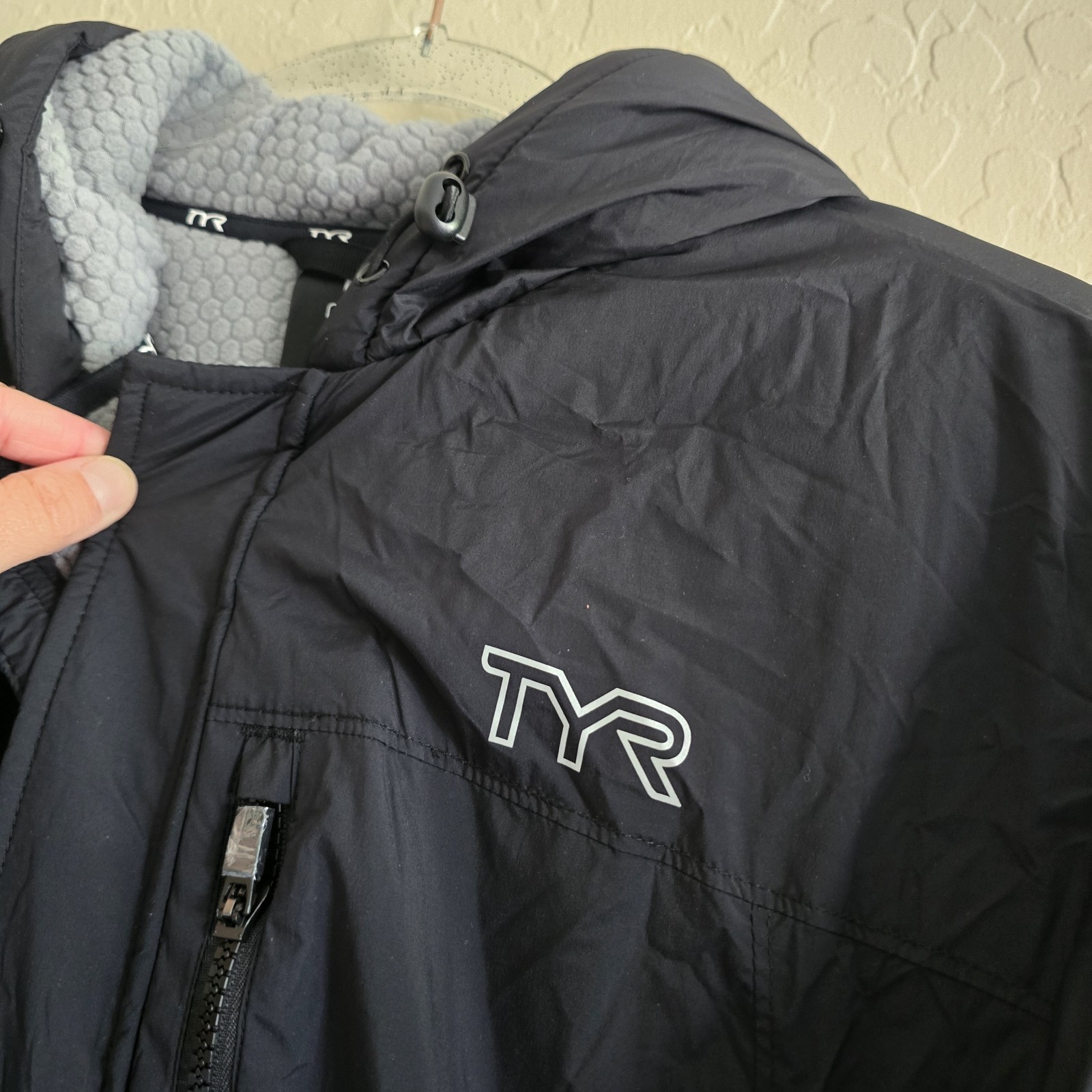 TYR Black Swim Tech Parka Coat with Hood Size Small Hydrosphere NWT