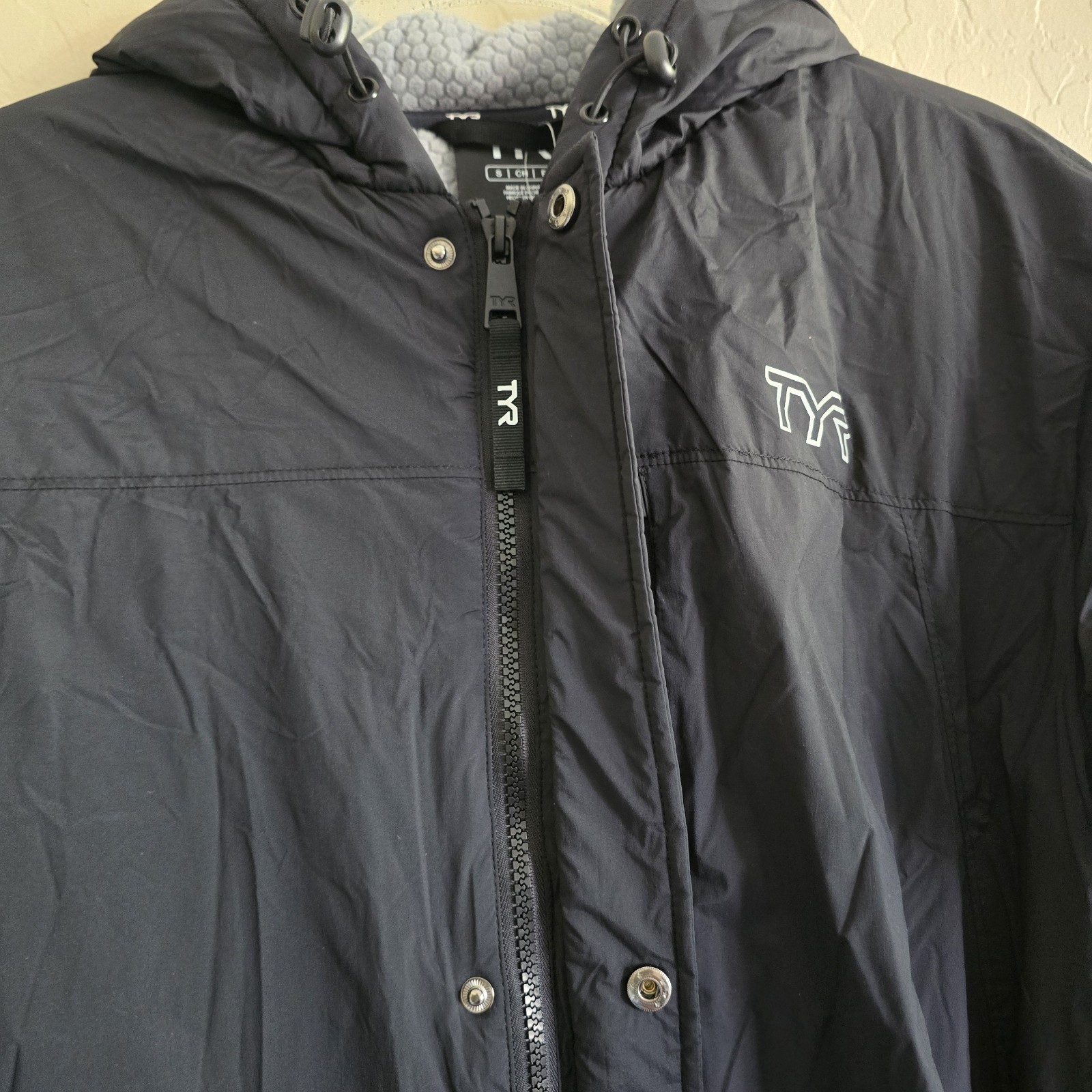 TYR Black Swim Tech Parka Coat with Hood Size Small Hydrosphere NWT