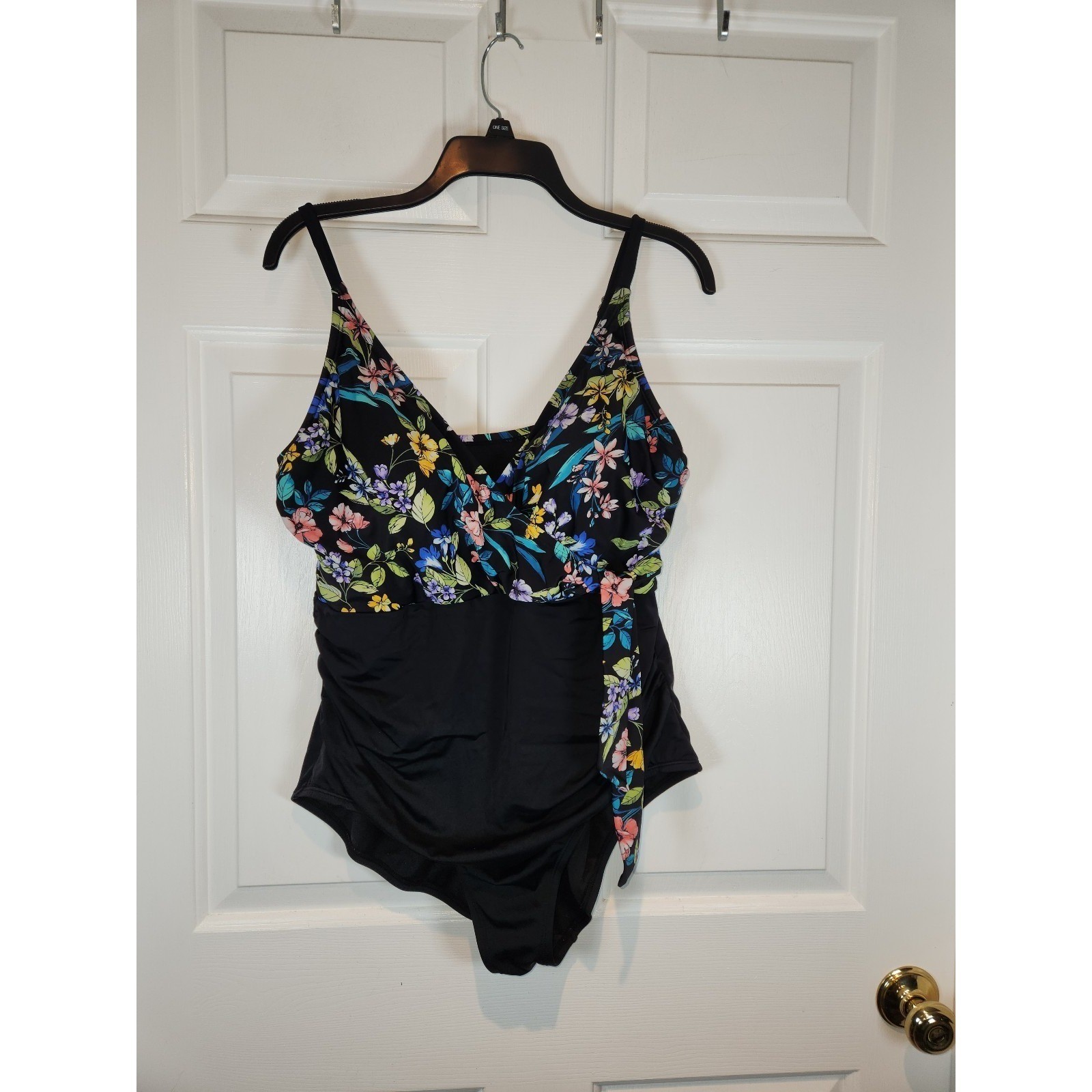 Women’s sz 1X 16W 18W One Piece Swimsuit Time and Tru Black Floral