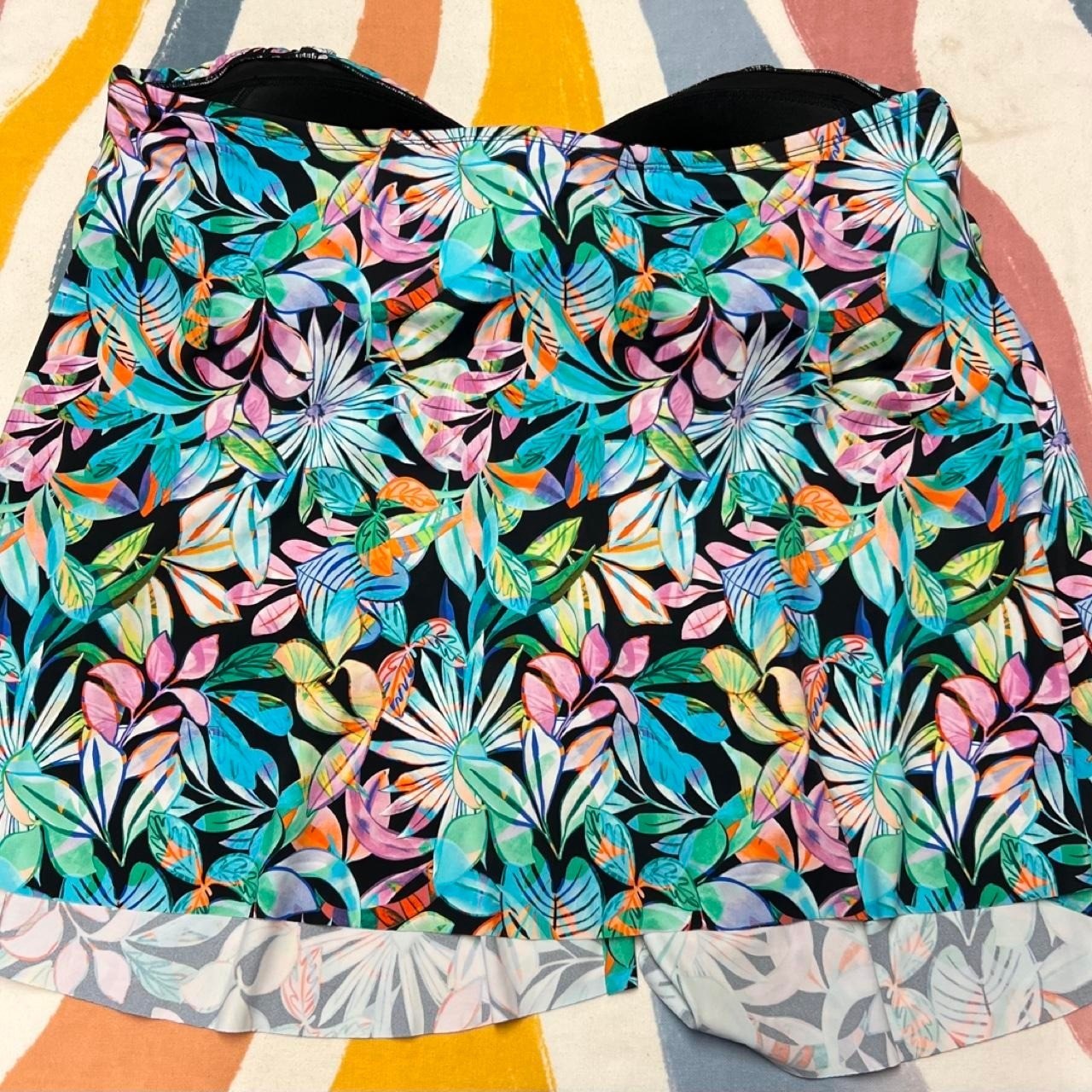 Multi-colored strapless tropical leaf print strapless bikini top #tropical 102.2