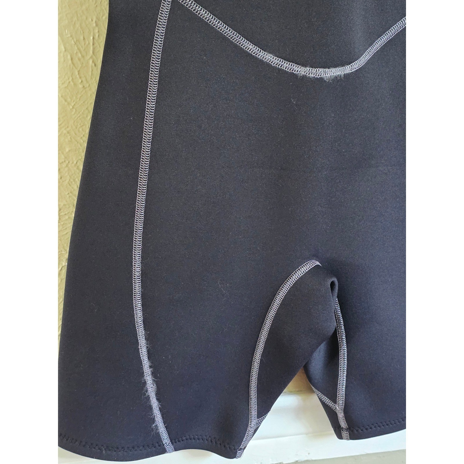 NeoSport Womens Shorty Wetsuit Sz 8 Black Purple 2mm Neoprene Scuba Surf Snorkel