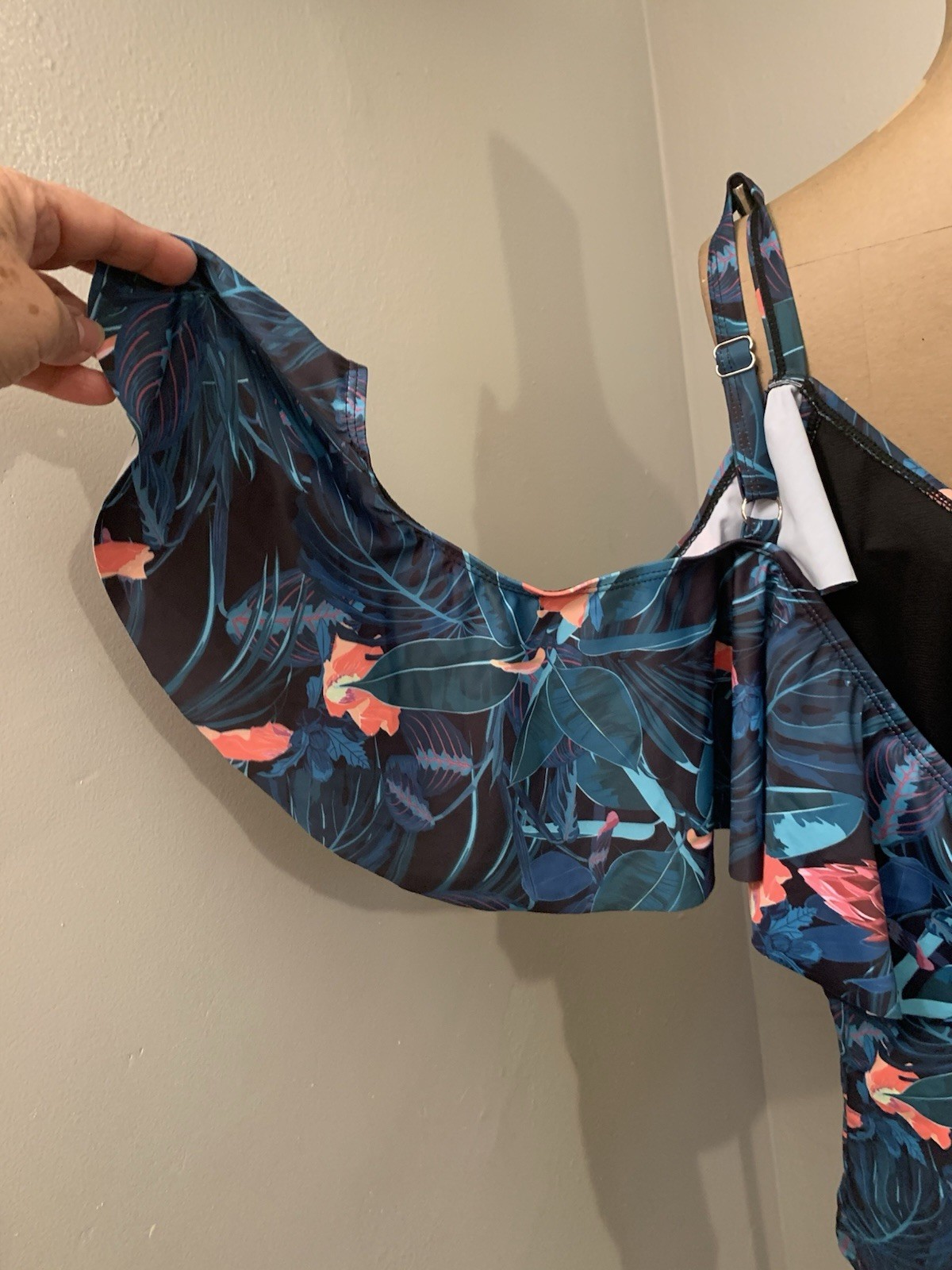 $120 Nicole Miller Ruffled Cold Shoulders One Piece Swimsuit Large Tropical