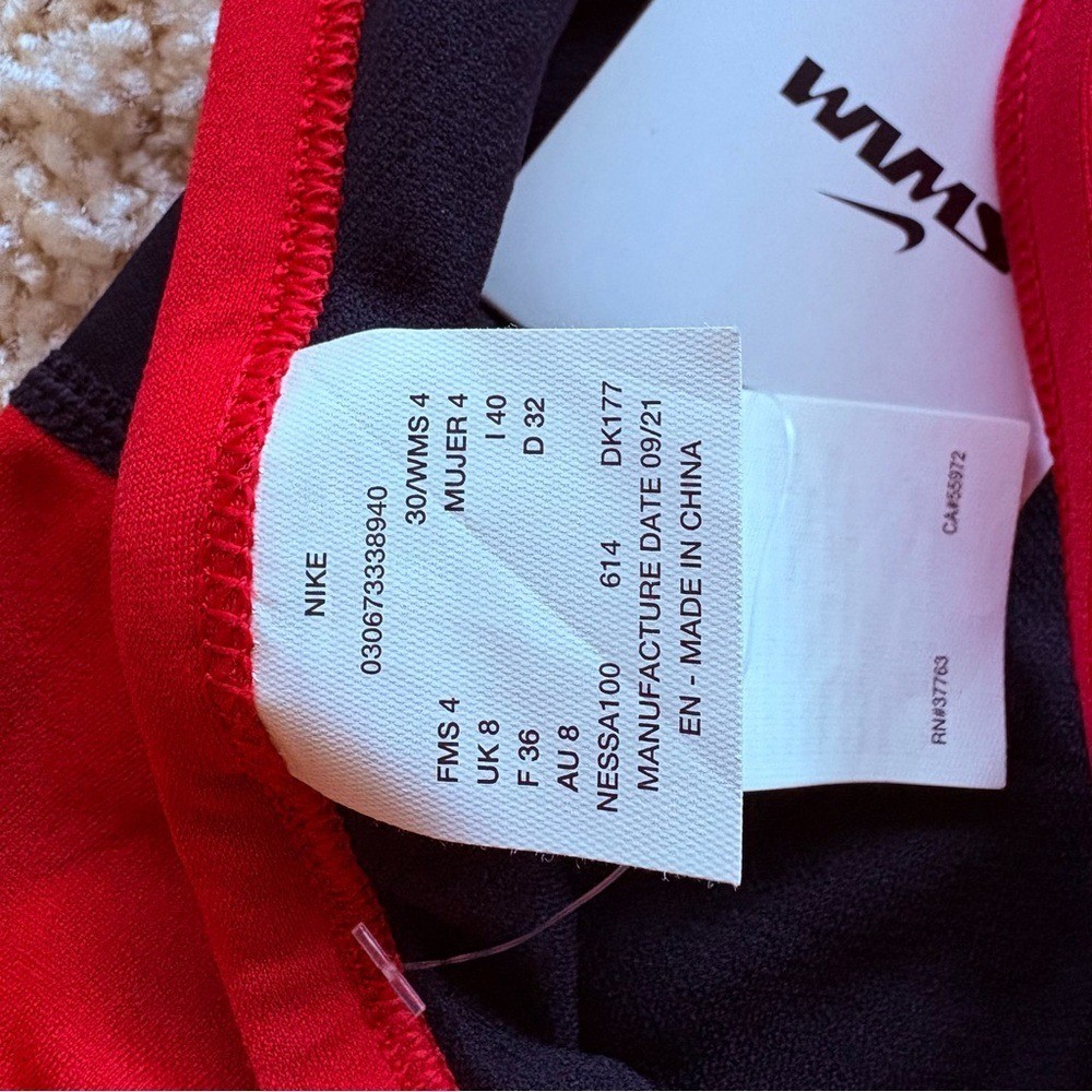 Nike Women’s HydraStrong Colorblock Racerback One Piece Swimsuit Size 30 / US 4