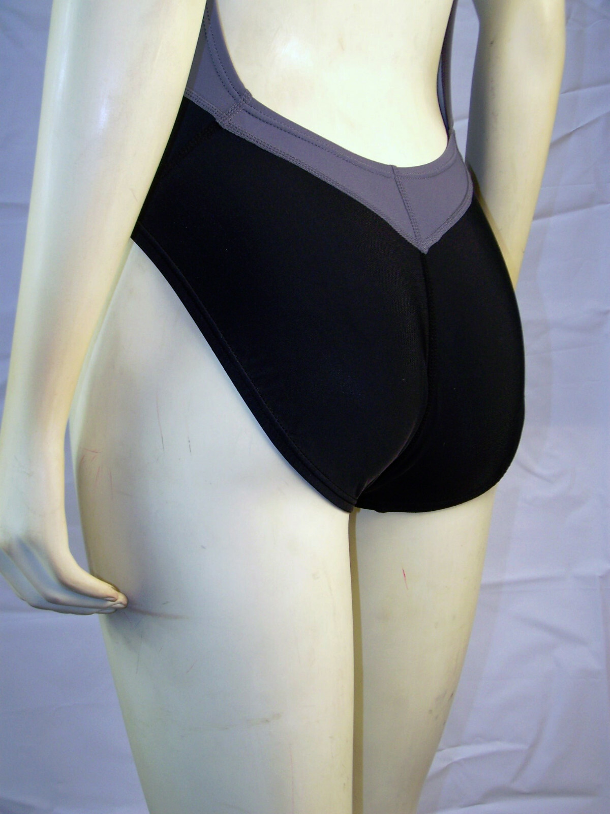 Nike Women’s Spandex Nylon One Piece Swimsuit 34/WMS 8 Black Gray AC-105