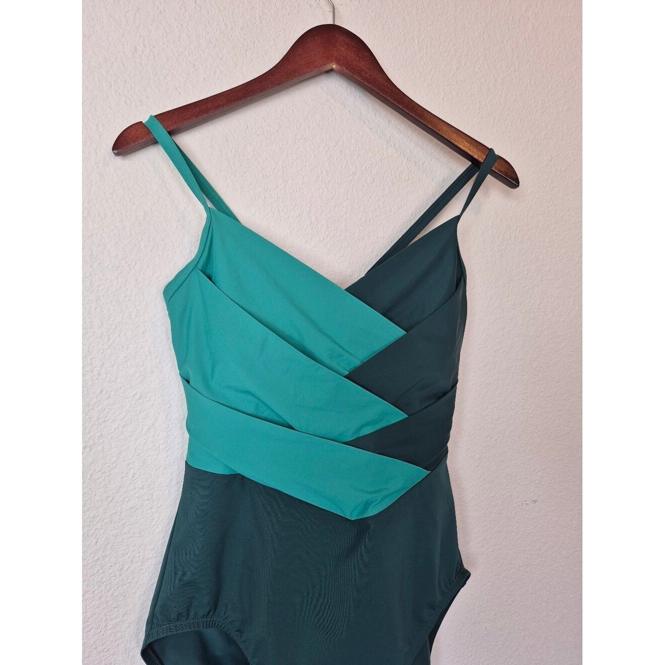 Land’s End SlenderSuit Pleated Low Leg One Piece Swimsuit Size 16 Green
