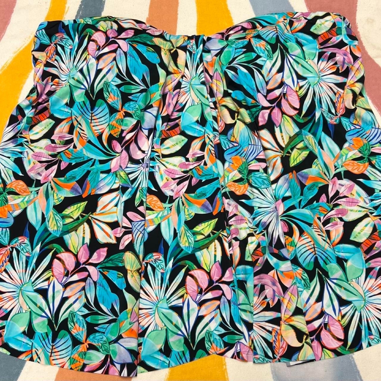 Multi-colored strapless tropical leaf print strapless bikini top #tropical 102.2