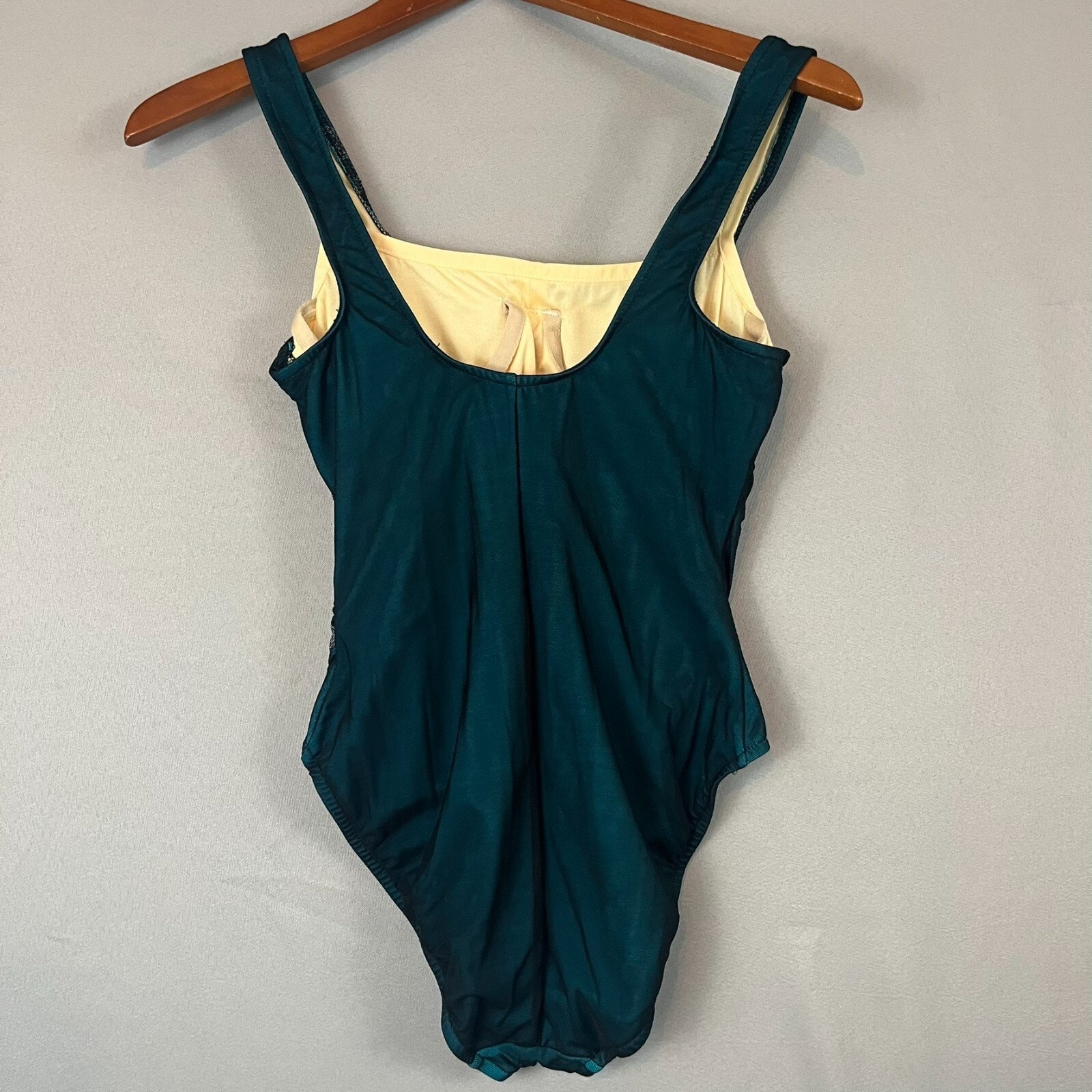 Miraclesuit Swimsuit Women’s 8 Deep Green Mesh Stretch One Piece Built In Bra