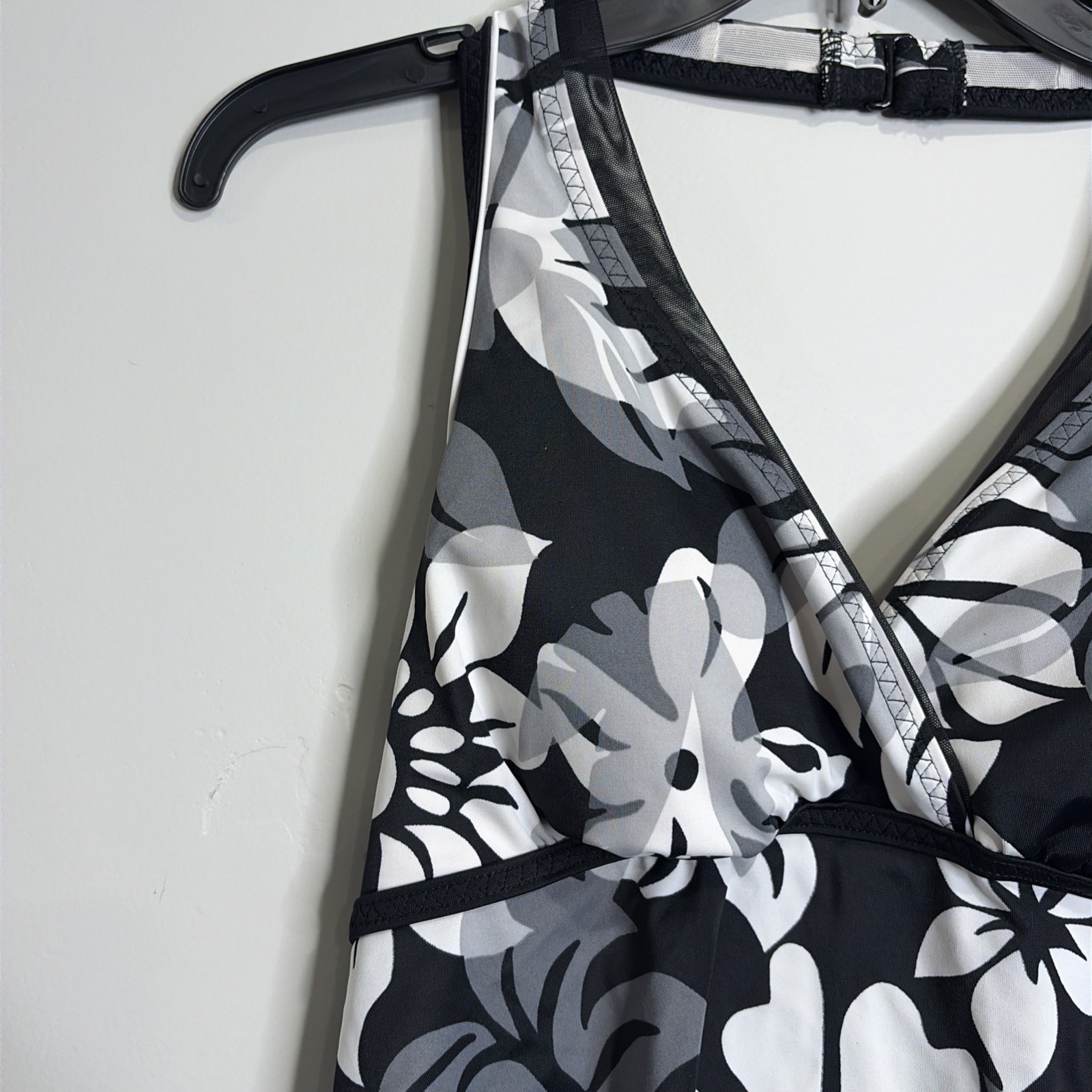 Lands’ End Tankini Top Sz 8 Women’s Black & White Floral Halter Beach Summer
