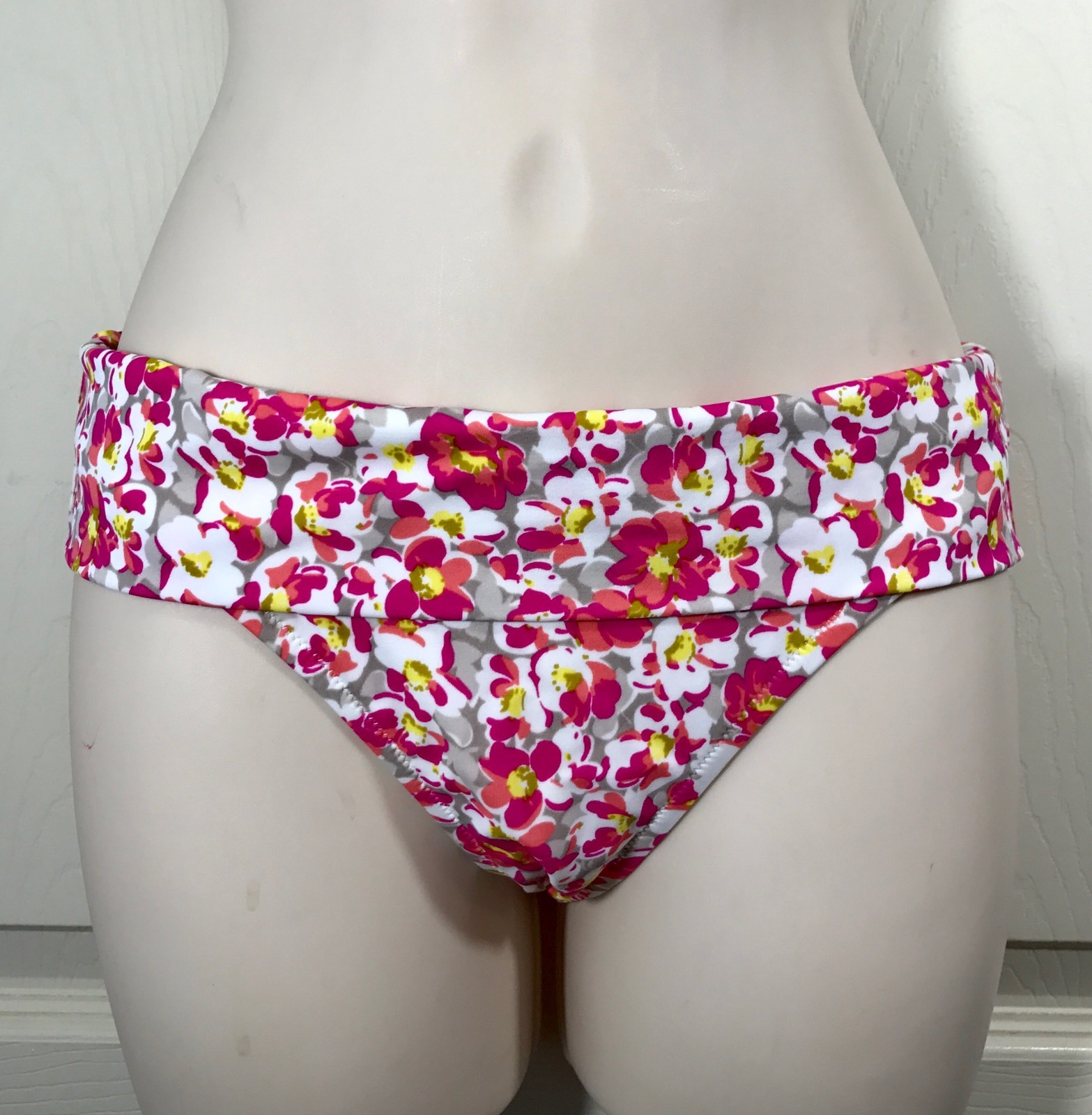 EUC Pink Floral Print Victorias Secret Size Small Bikini Bottoms