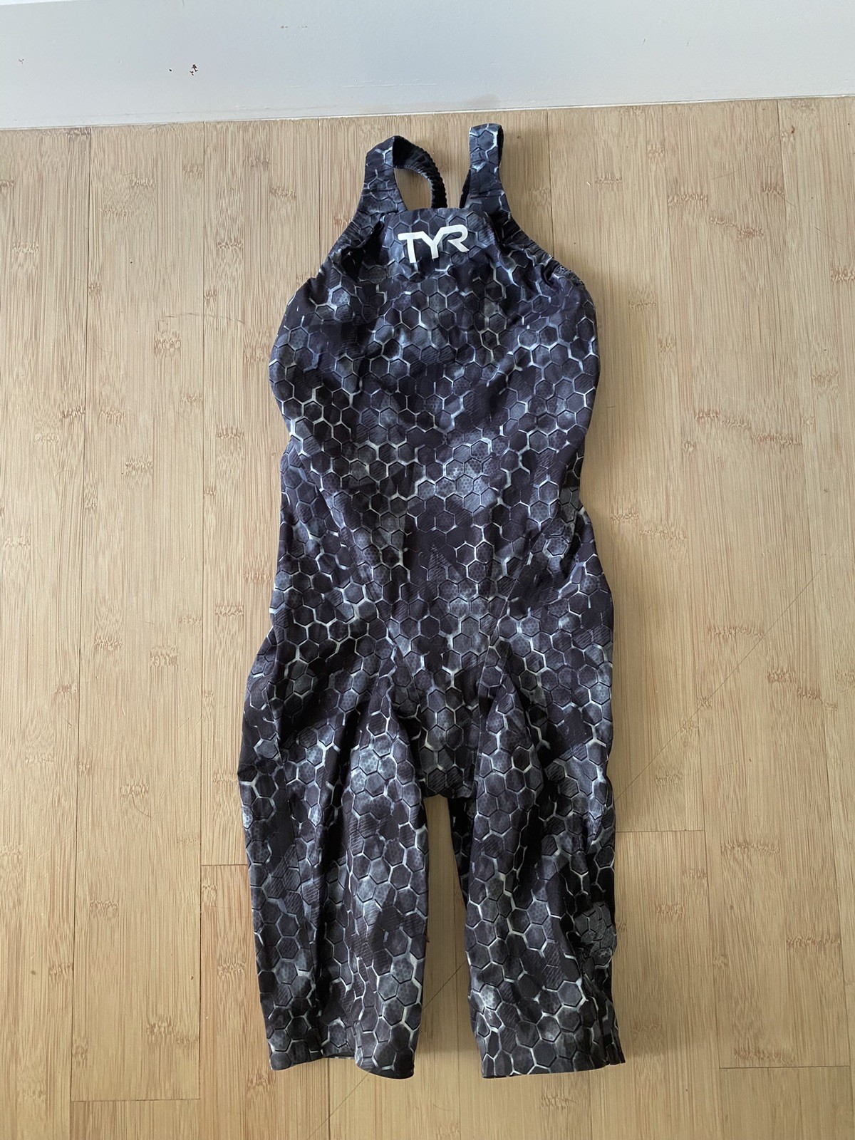 Womens TYR Avictor Venom (closed back) tech suit Size 26 black gray