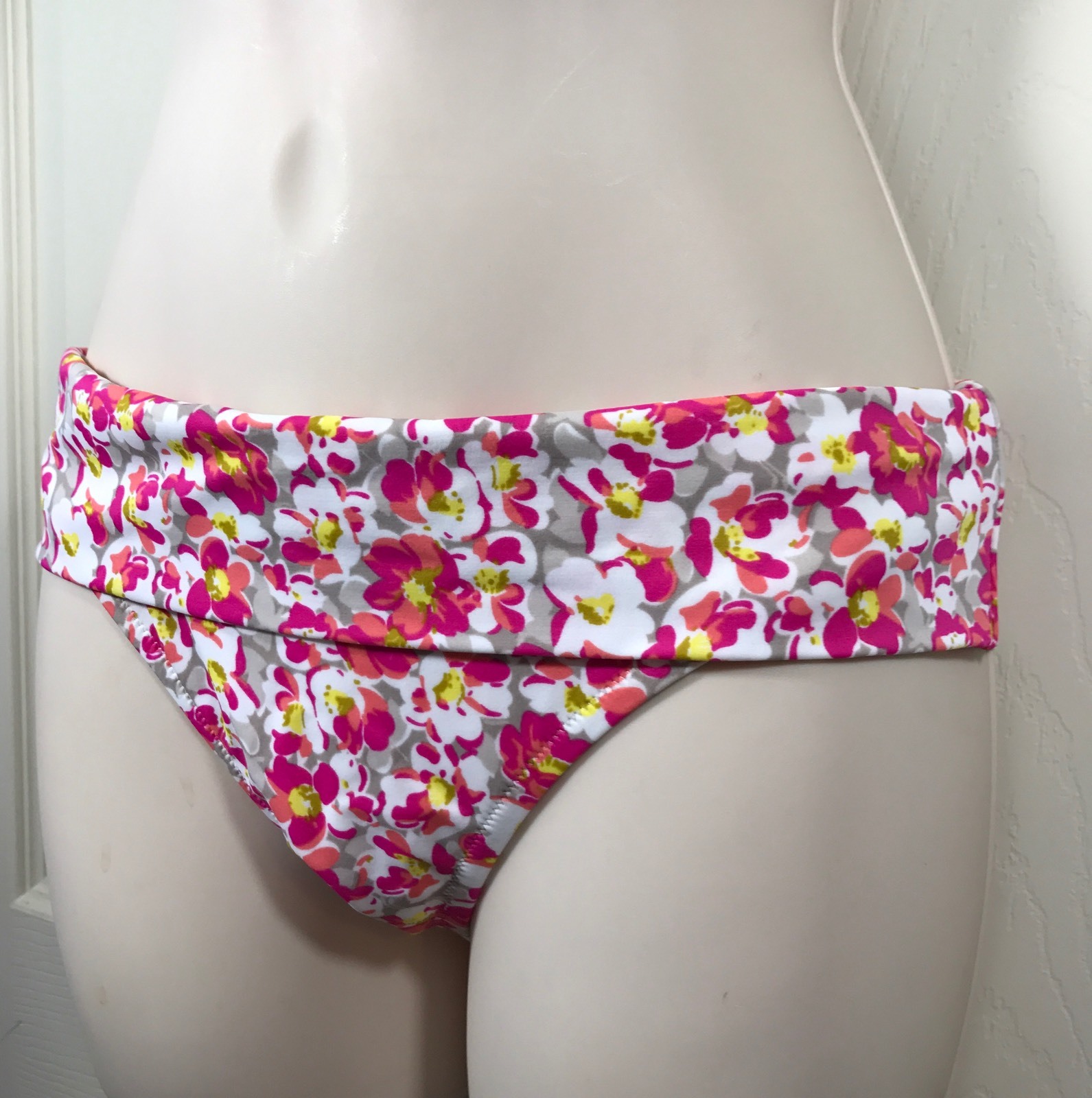 EUC Pink Floral Print Victorias Secret Size Small Bikini Bottoms