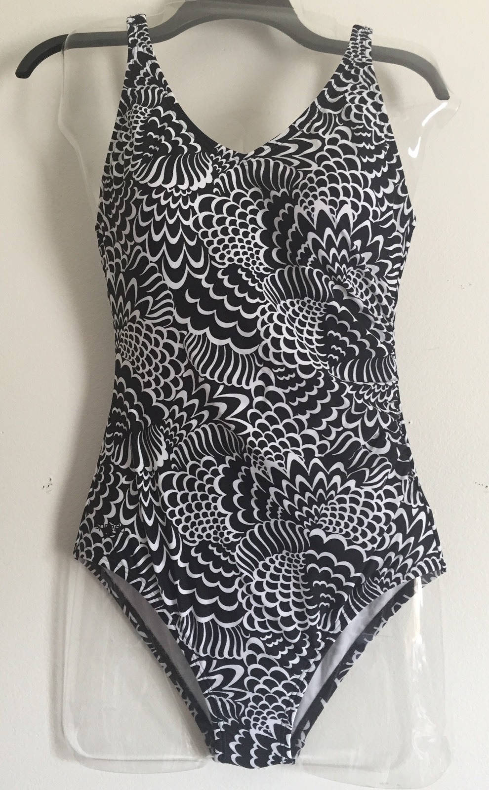 Speedo Black and White Design Print Women’s One Piece Swim Suit – Size: 6
