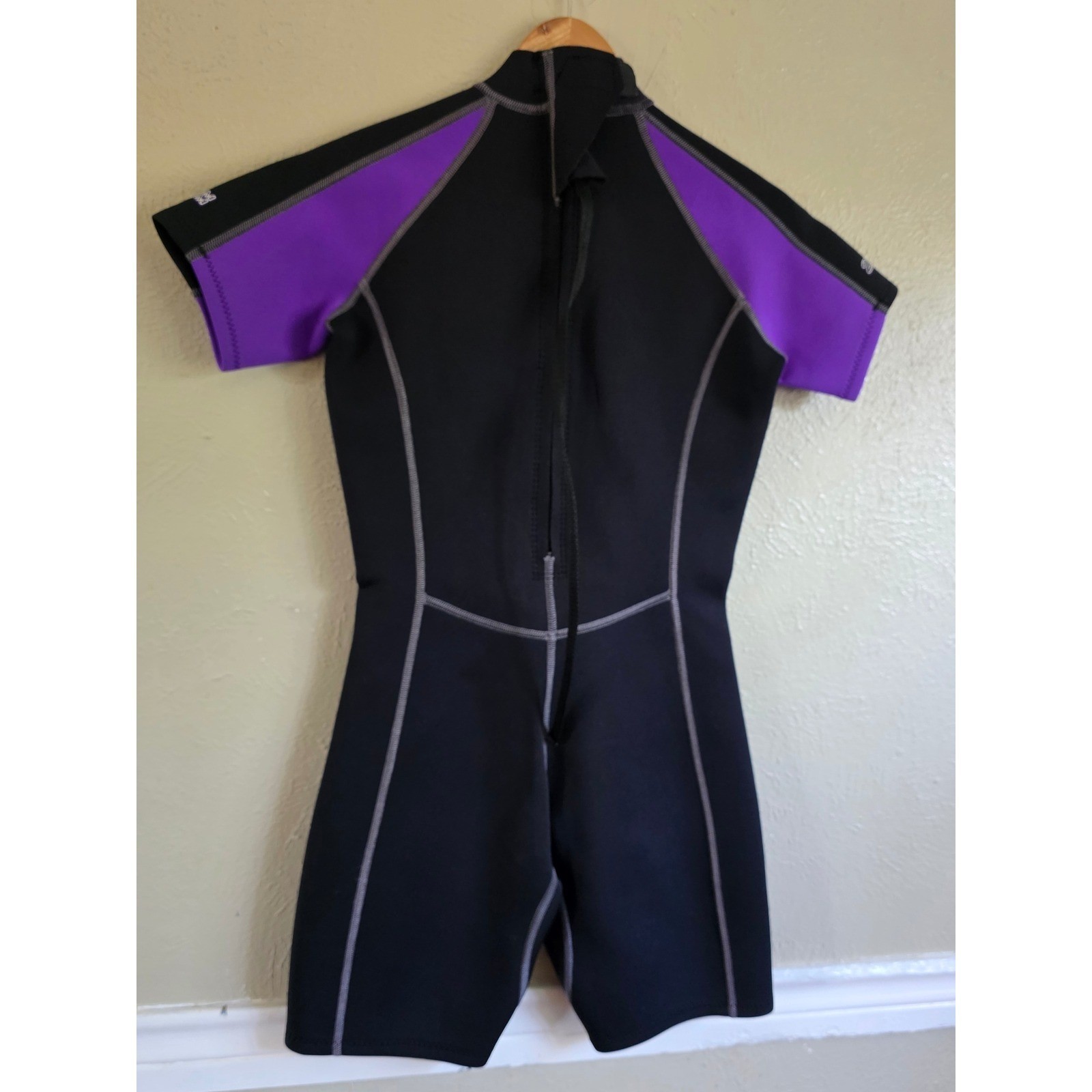NeoSport Womens Shorty Wetsuit Sz 8 Black Purple 2mm Neoprene Scuba Surf Snorkel