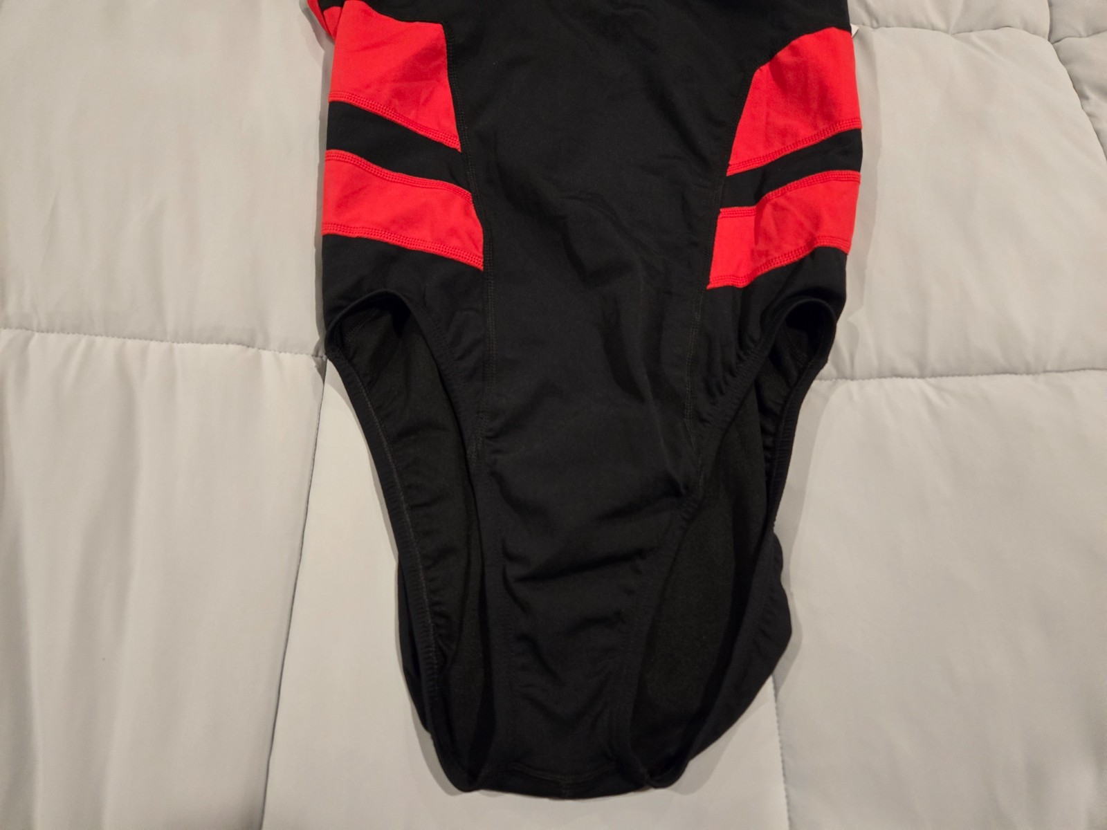 Nike SZ 40 Swim Women’s HydraStrong Vex Racerback One Piece NESSA100