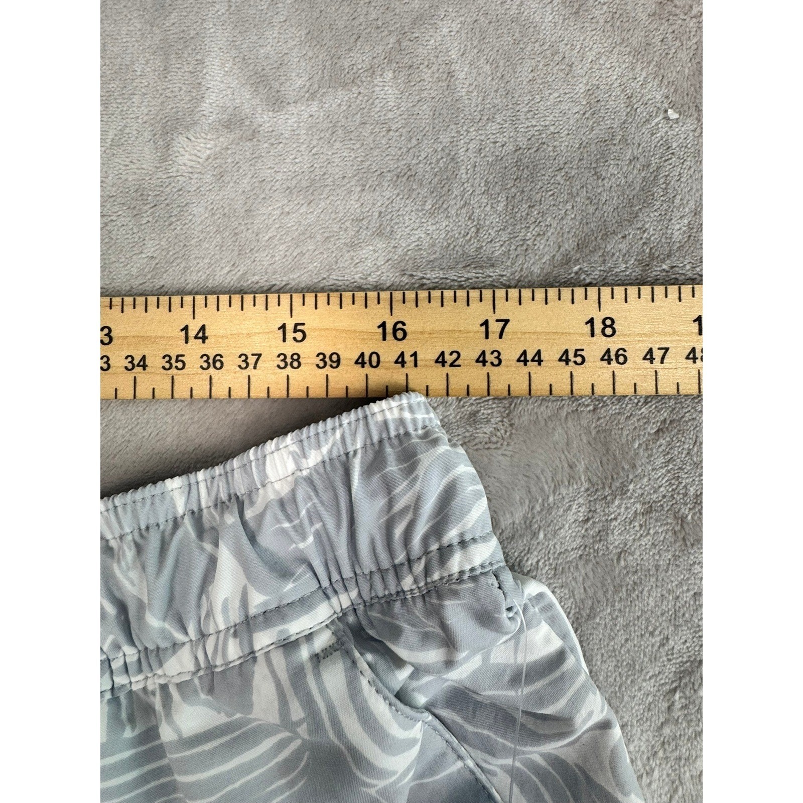 Columbia Women’s Super Clearwater Shores Water Shorts Size L Grey Leaf Print