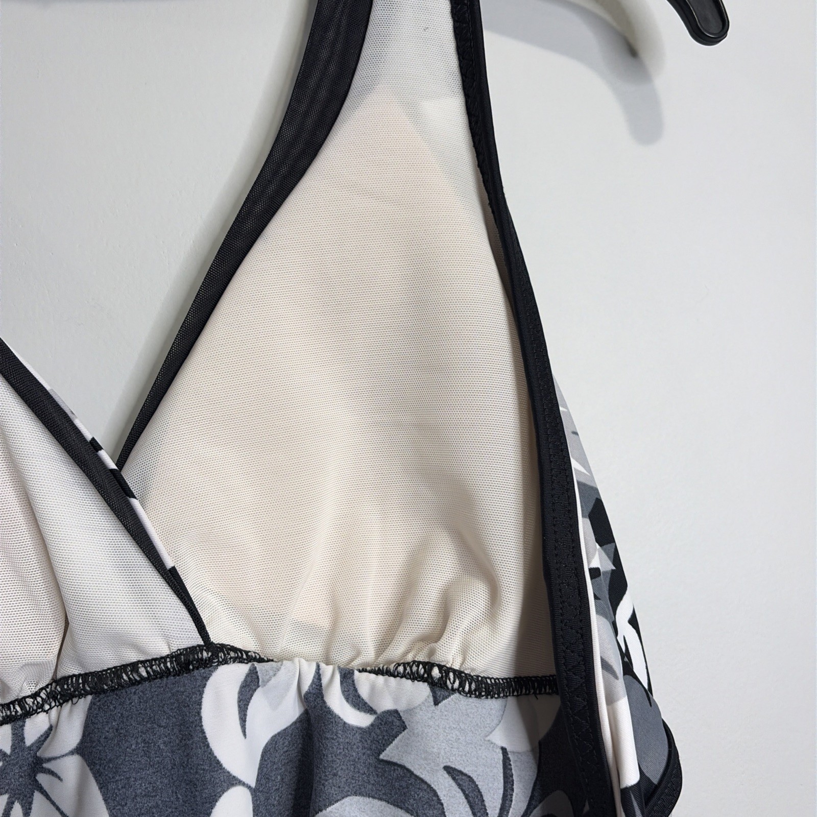 Lands’ End Tankini Top Sz 8 Women’s Black & White Floral Halter Beach Summer