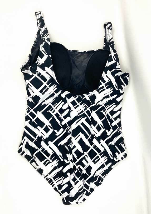 Beach Belle One Piece Swimsuit Womans Plus Size 24 Black & White W/Sarong NWT