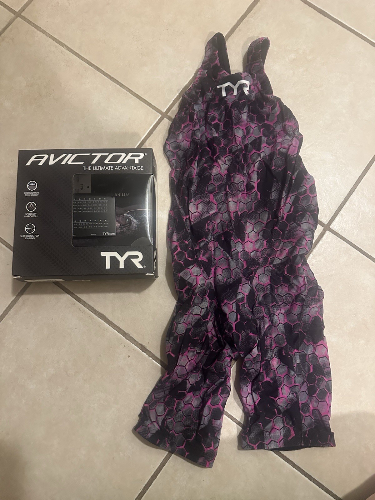 TYR Women’s Avictor Supersonic Closed Back Racing Kneeskin (Red/Grey) 20