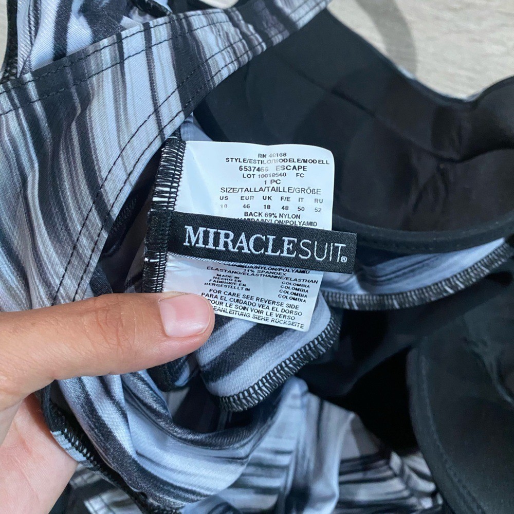 MIRACLESUIT WARP SPEED ESCAPE UNDERWIRE ONE PIECE SWIMSUIT Size 16