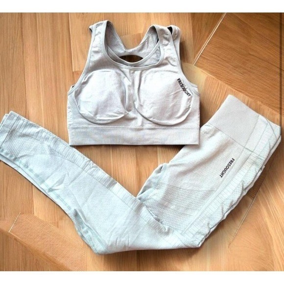 FRESOUGHT Women’s 2 Piece Seamless Workout Set Green Size M Activewear