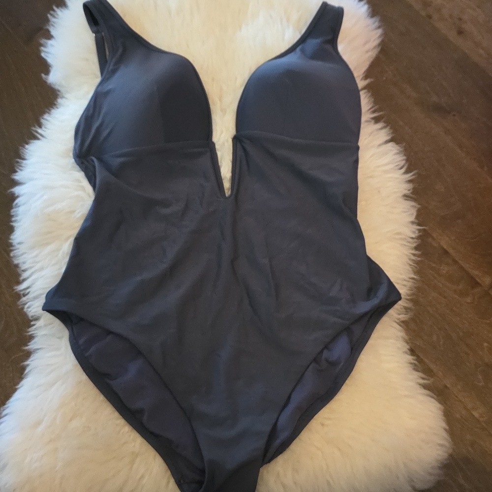 Bar III Women’s Ink Well Stretch Plunge V-Wire One Piece Swimsuit Size L BS8