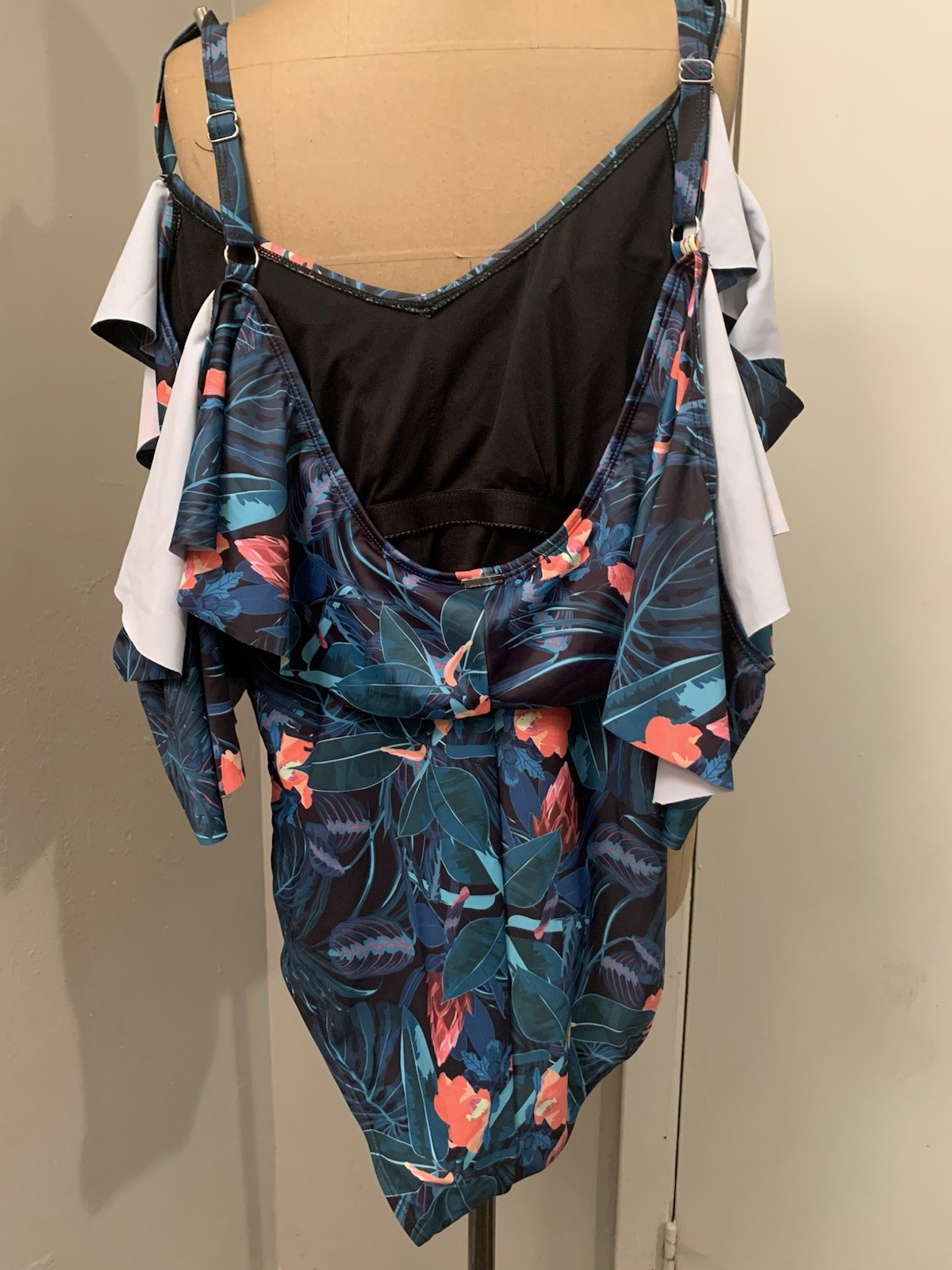 $120 Nicole Miller Ruffled Cold Shoulders One Piece Swimsuit Large Tropical