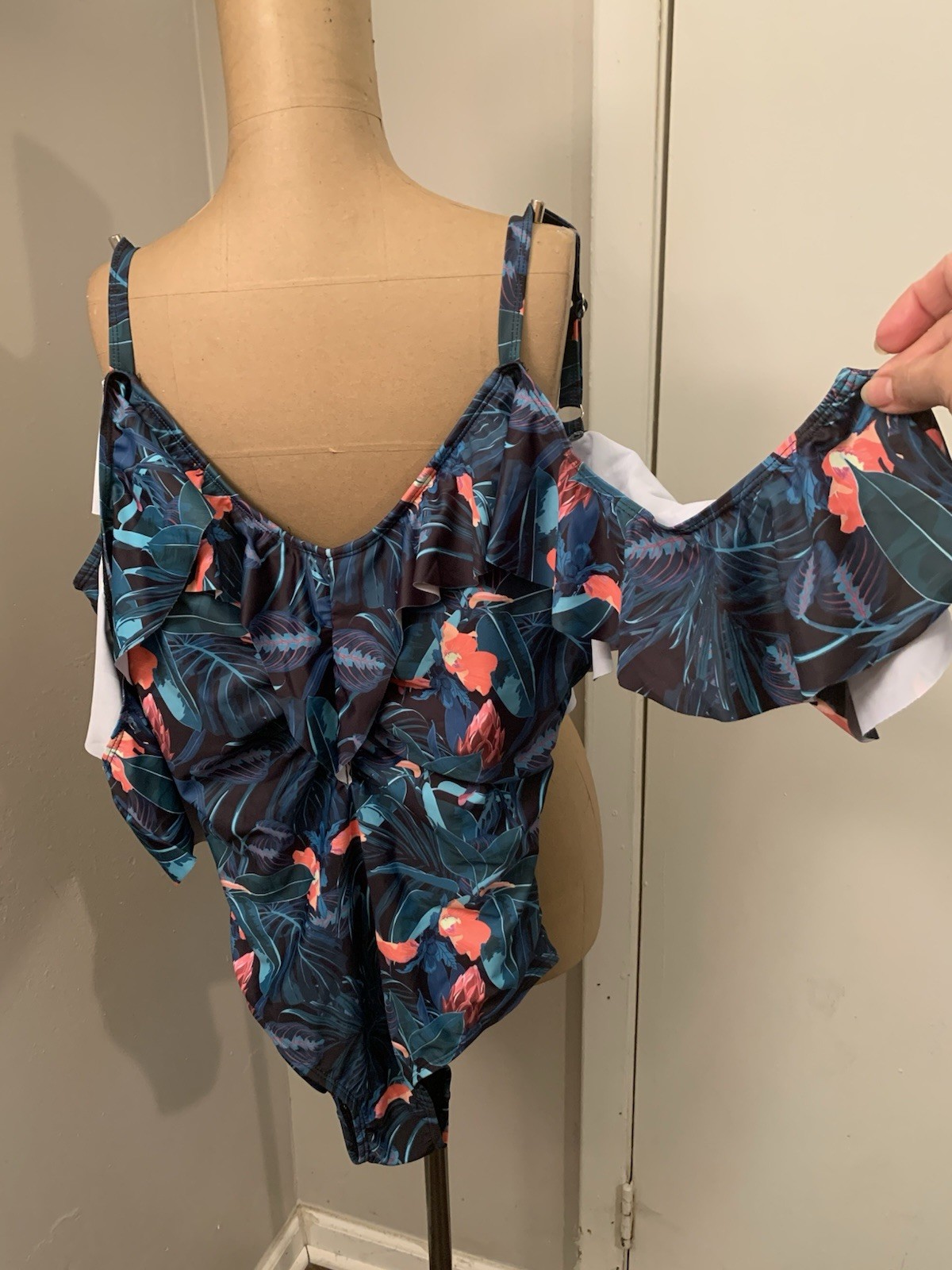 $120 Nicole Miller Ruffled Cold Shoulders One Piece Swimsuit Large Tropical