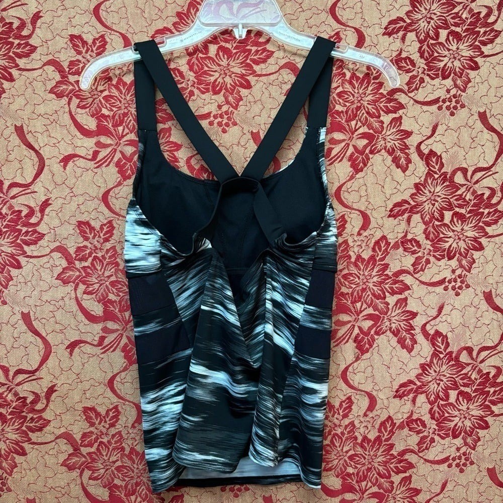 Nike Women’s Blur V-Neck Tankini Size M Support Swim /Athletic Top Black White